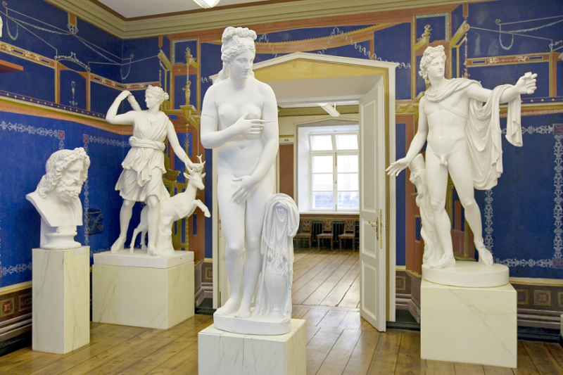 File:Tartu Ülikooli Kunstimuuseum_Sinine saal_keskel  skulptuur Kapitooliumi Aphrodite.jpg